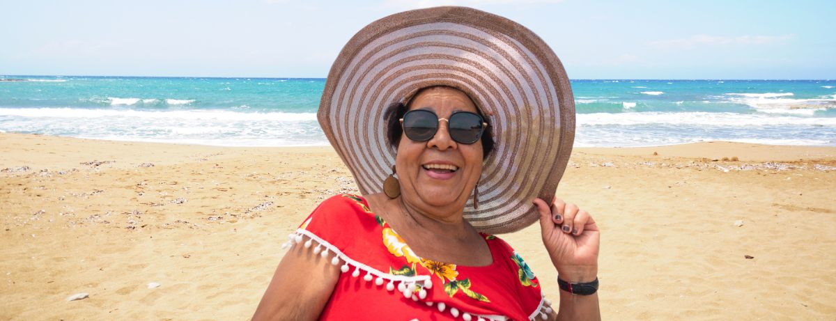 woman in sunhat at beach